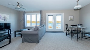 Deluxe Suite, 2 Bedrooms, Ocean View, Sea Facing | Living area