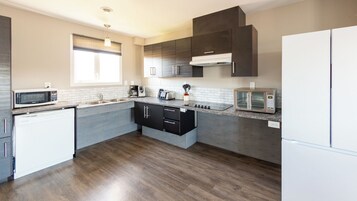 Suíte executiva, 2 quartos, vista para o oceano | Cozinha privada | Geladeira grande, micro-ondas, fogão, cooktop