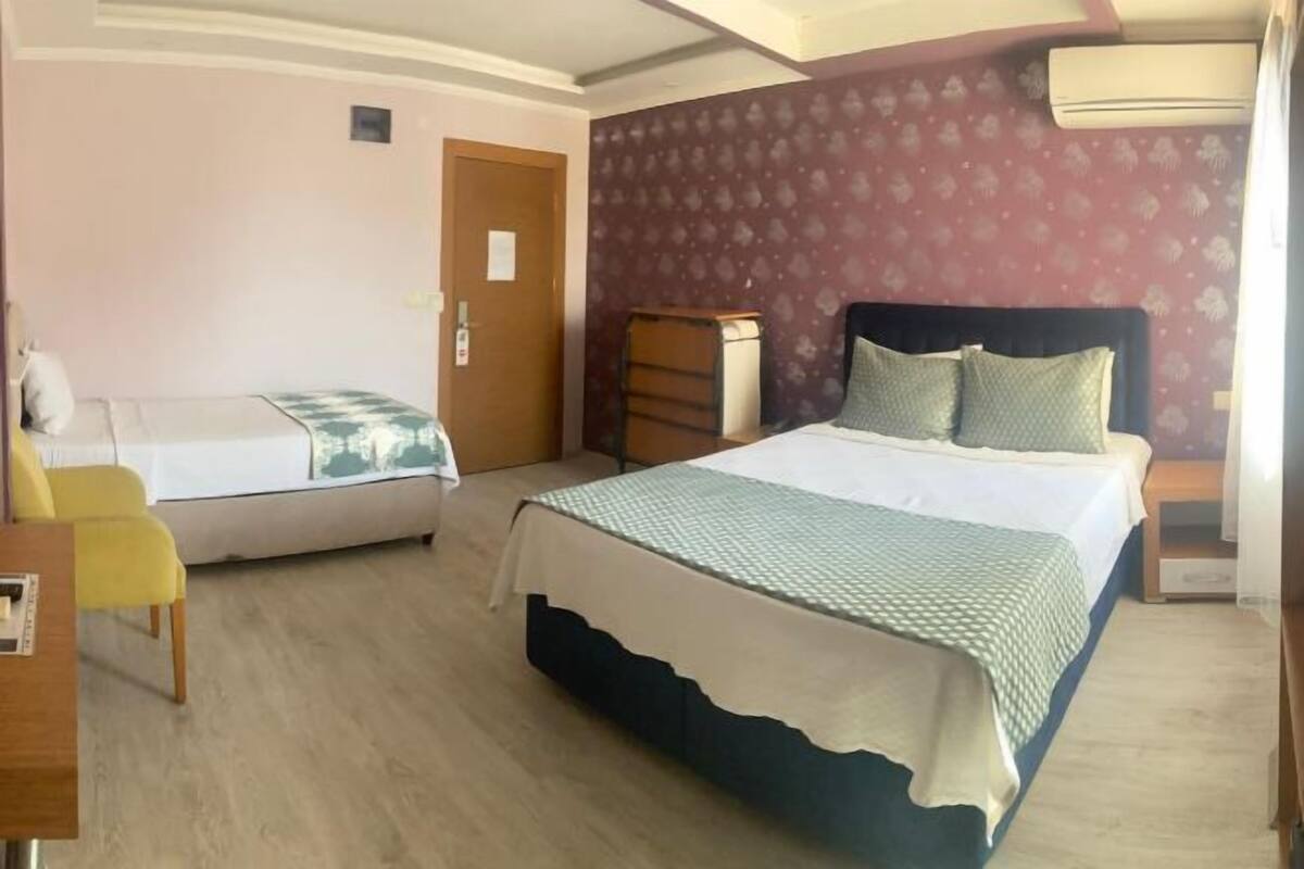 Minibar, desk, laptop workspace, free WiFi