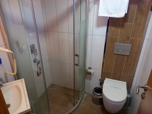 Dutxa, articles de tocador gratuïts, assecador de cabells i tovalloles