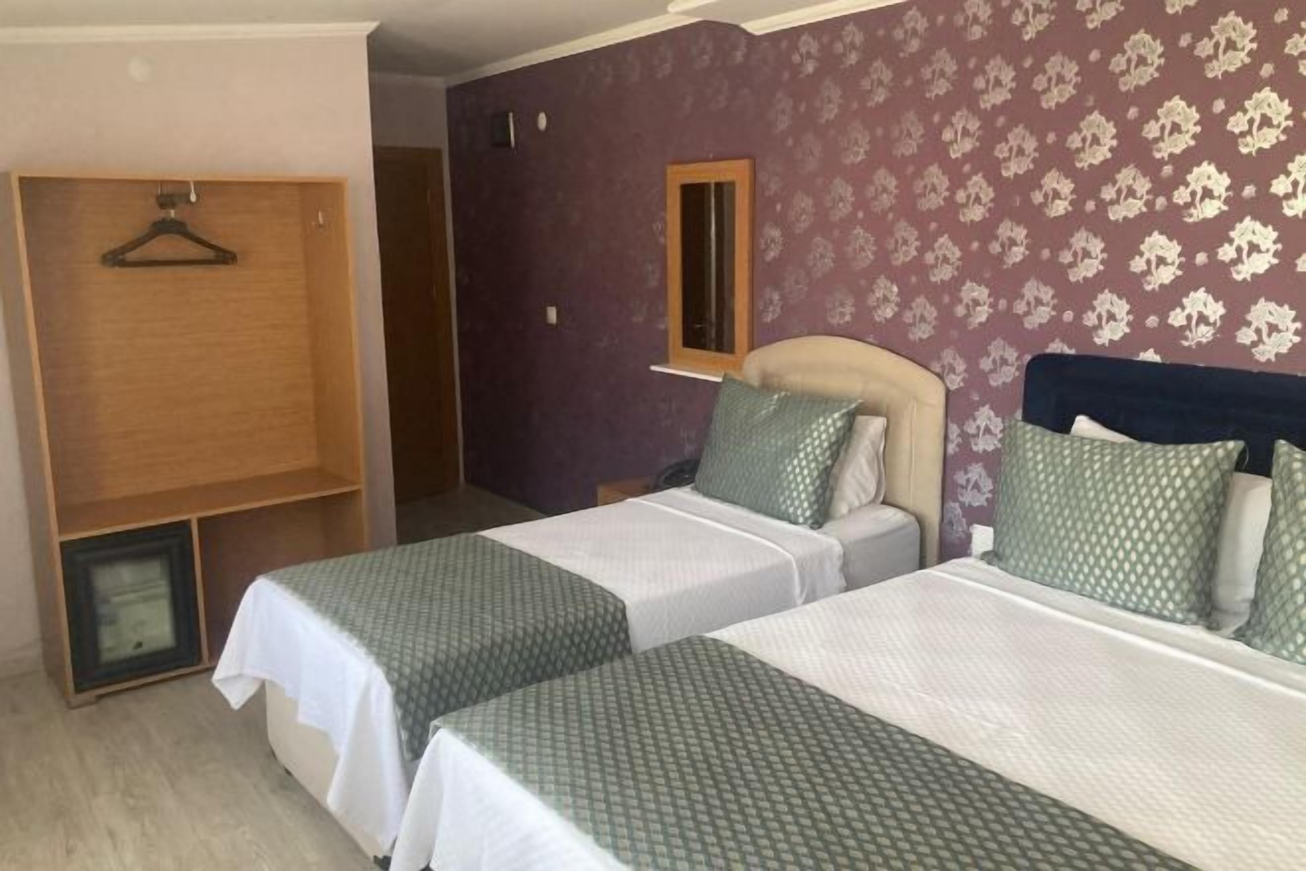 Minibar, desk, laptop workspace, free WiFi
