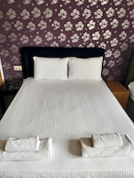 Ropa de cama de alta calidad, minibar y escritorio