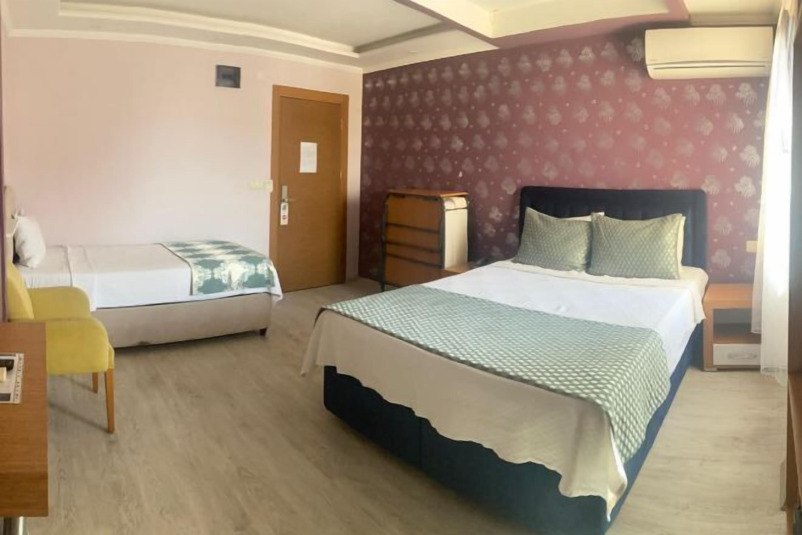 Minibar, desk, laptop workspace, free WiFi