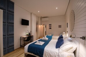Habitación triple Confort, vistas al patio | Edredones de plumas, colchones con acolchado adicional, escritorio