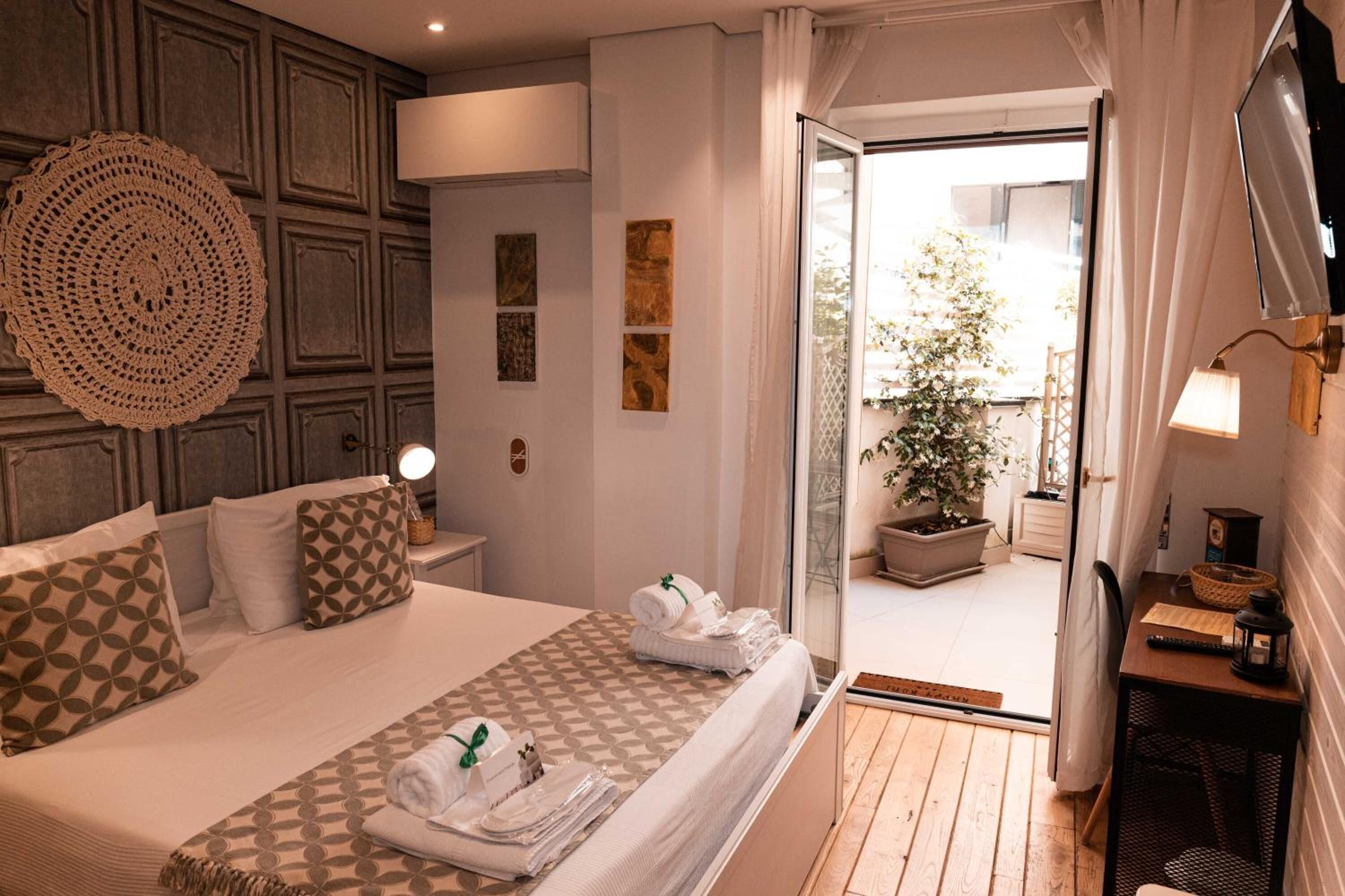 Selimut bulu angsa, bantalan ekstra lembut, dan meja kerja