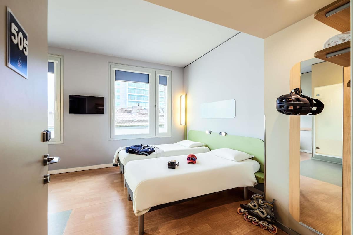Quarto duplo, 2 camas de solteiro | Roupas de cama antialérgicas, escrivaninha, Wi-Fi de cortesia