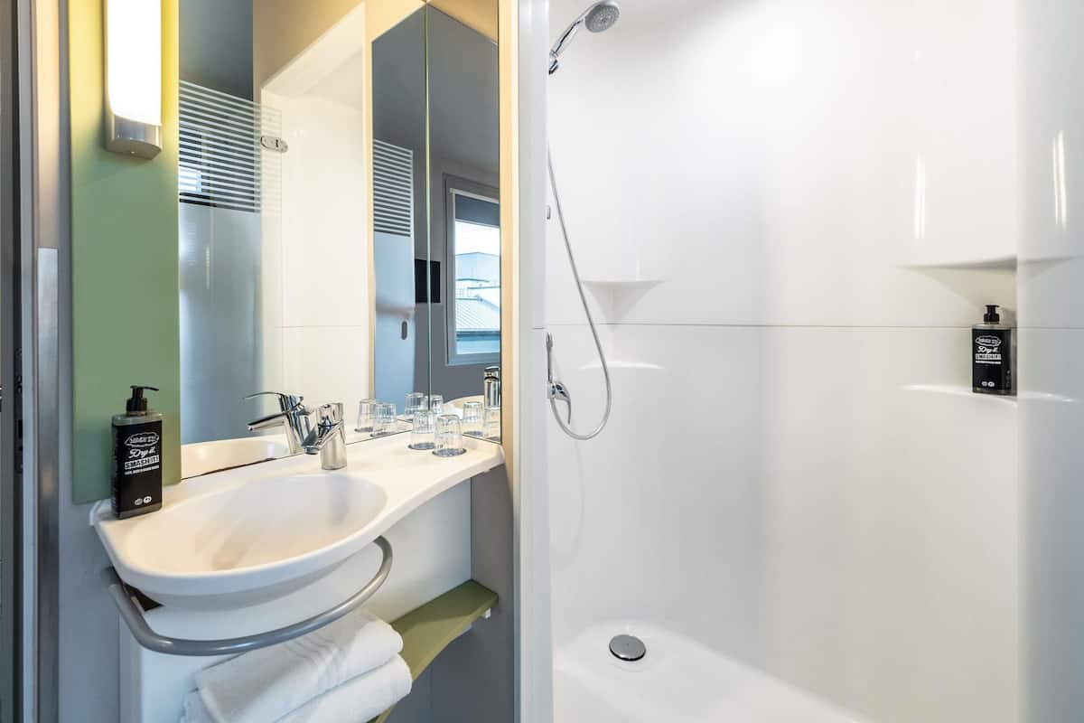 Standard Room, 1 Double Bed, Balcony | Hypo-allergenic bedding, desk, free WiFi, bed sheets