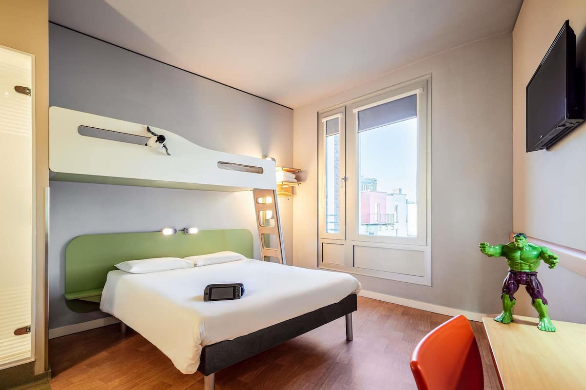 Standard Loft | Hypo-allergenic bedding, desk, free WiFi, bed sheets
