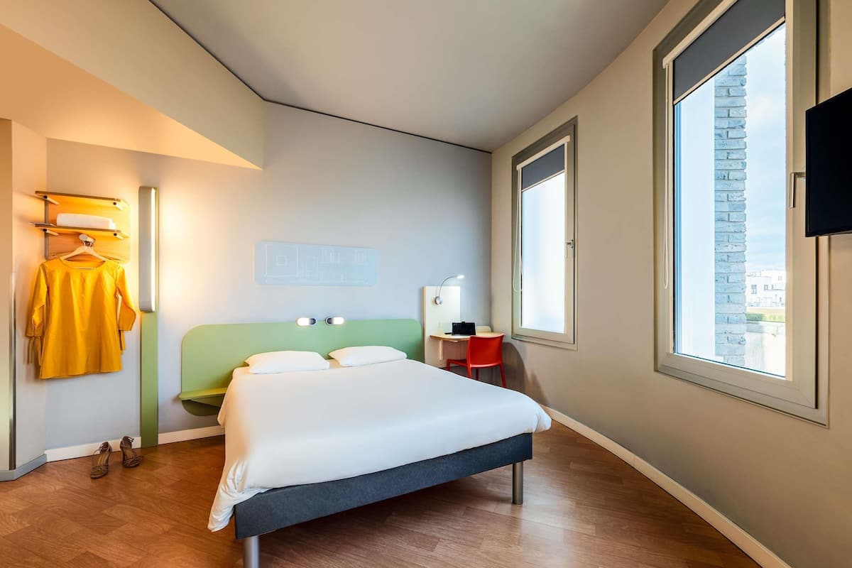 Quarto casal standard, 1 cama de casal | Roupas de cama antialérgicas, escrivaninha, Wi-Fi de cortesia