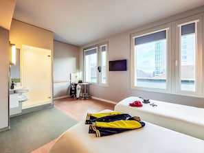 Quarto duplo, 2 camas de solteiro | Roupas de cama antialérgicas, escrivaninha, Wi-Fi de cortesia