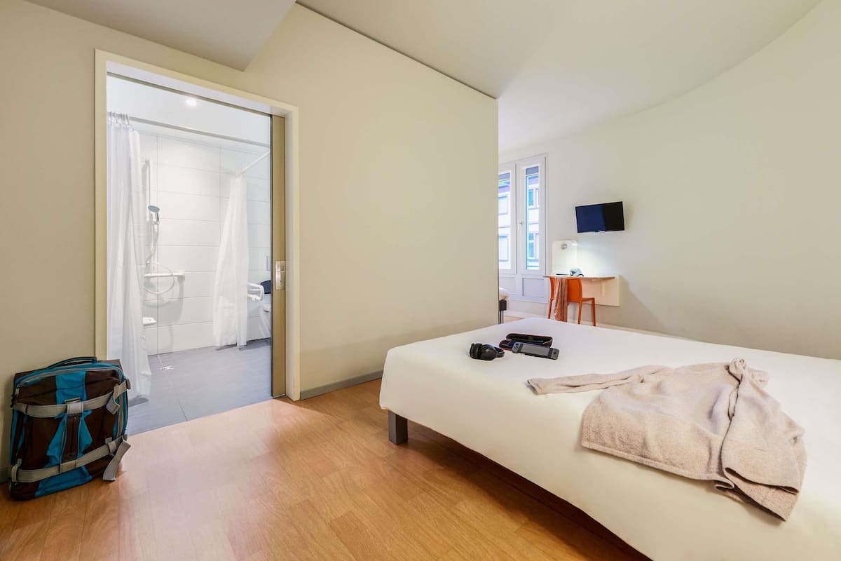 Quarto standard, 1 cama de casal | Roupas de cama antialérgicas, escrivaninha, Wi-Fi de cortesia