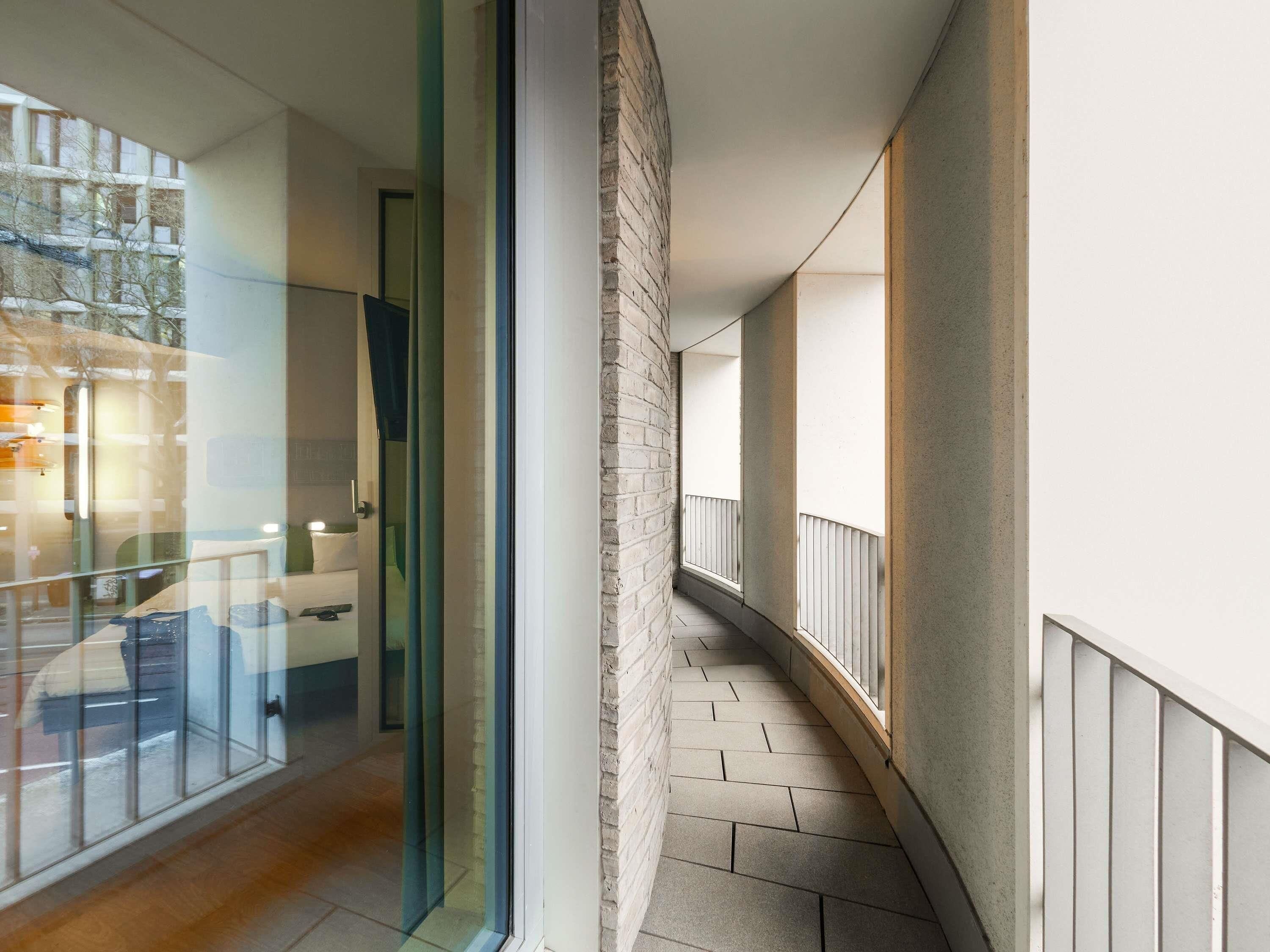 Ropa de cama hipoalergénica, escritorio, wifi gratis y ropa de cama