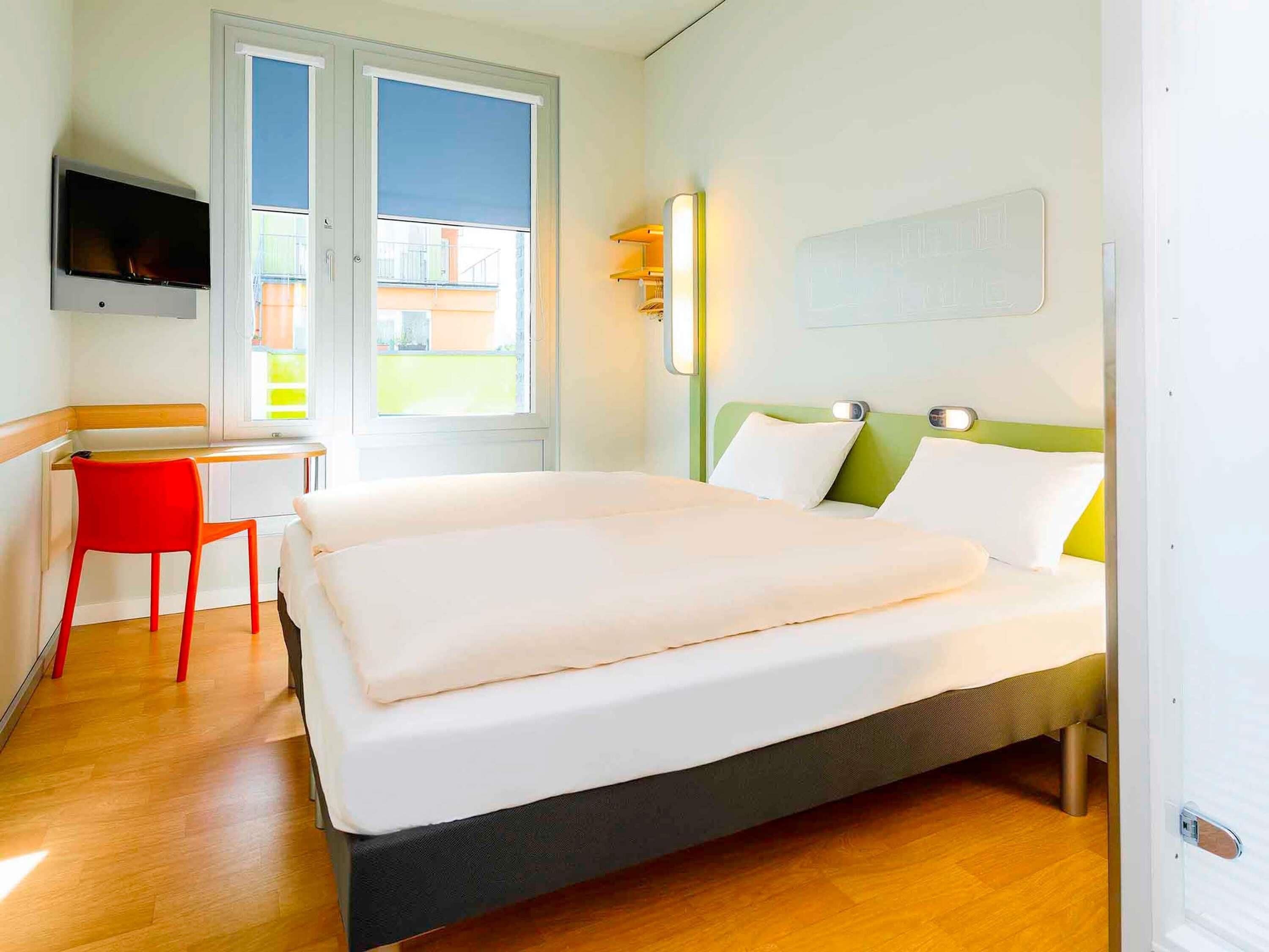 Twin Room, 2 Twin Beds | Hypo-allergenic bedding available, desk, WiFi (free), bed sheets