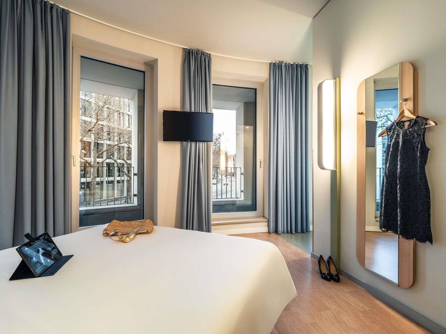 Hypo-allergenic bedding, desk, free WiFi, bed sheets