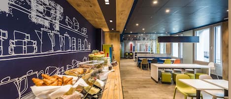 Tägliches Frühstücksbuffet (11.50 EUR pro Person)