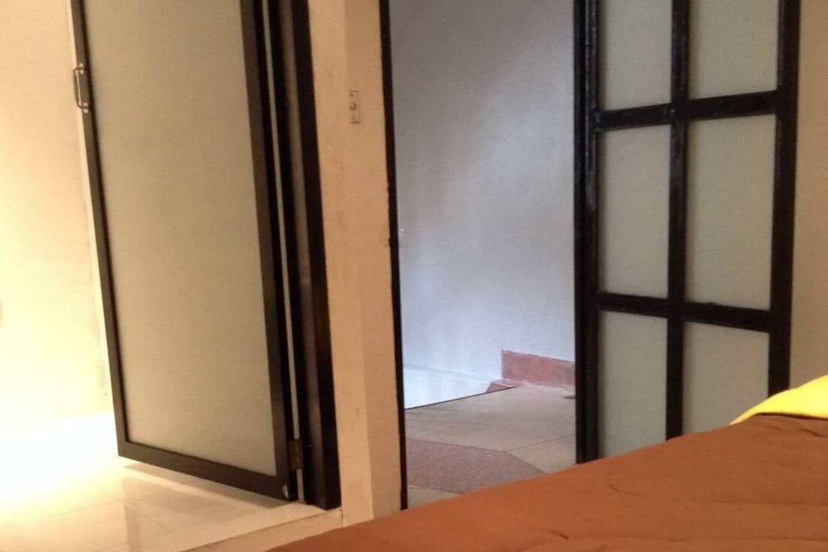 Une pièce dotée d’une porte coulissante donnant sur un couloir.