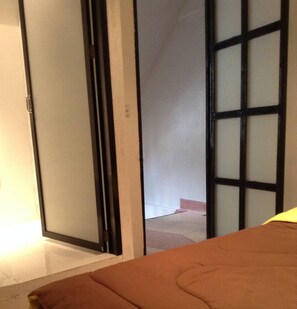 Free wired Internet, bed sheets