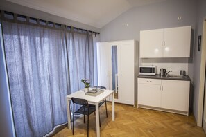 Comfort Studio, 1 Bedroom | Private kitchenette | Fridge, microwave, cookware/dishes/utensils