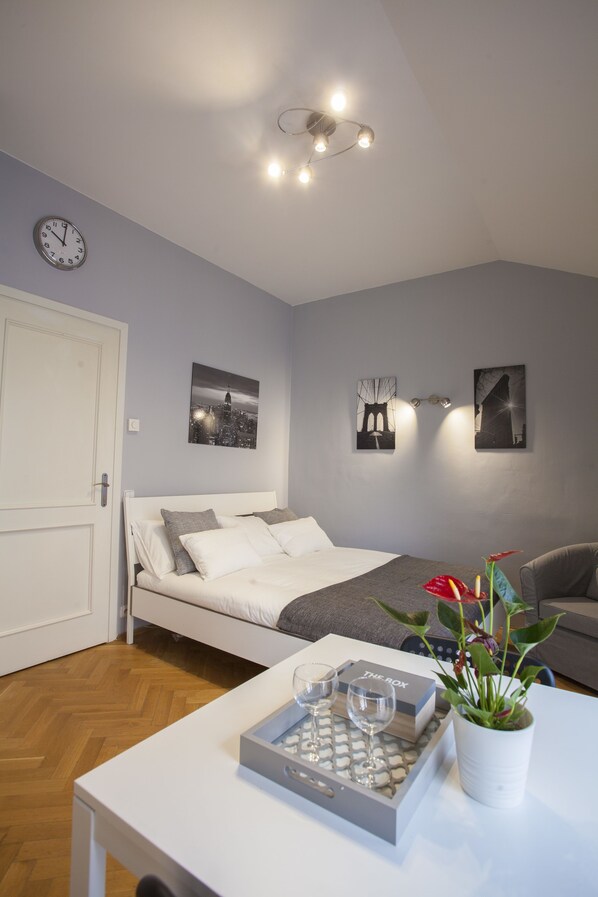 Estúdio conforto, 1 quarto | Área de estar | TV de tela plana