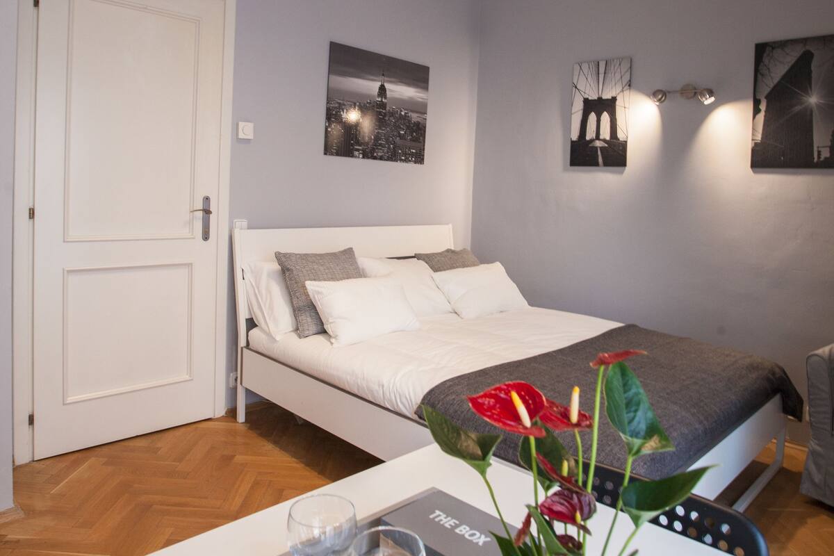 Premium bedding, iron/ironing board, free WiFi