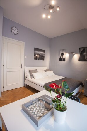 Estudio Confort, 1 habitación | Ropa de cama de alta calidad y tabla de planchar con plancha 