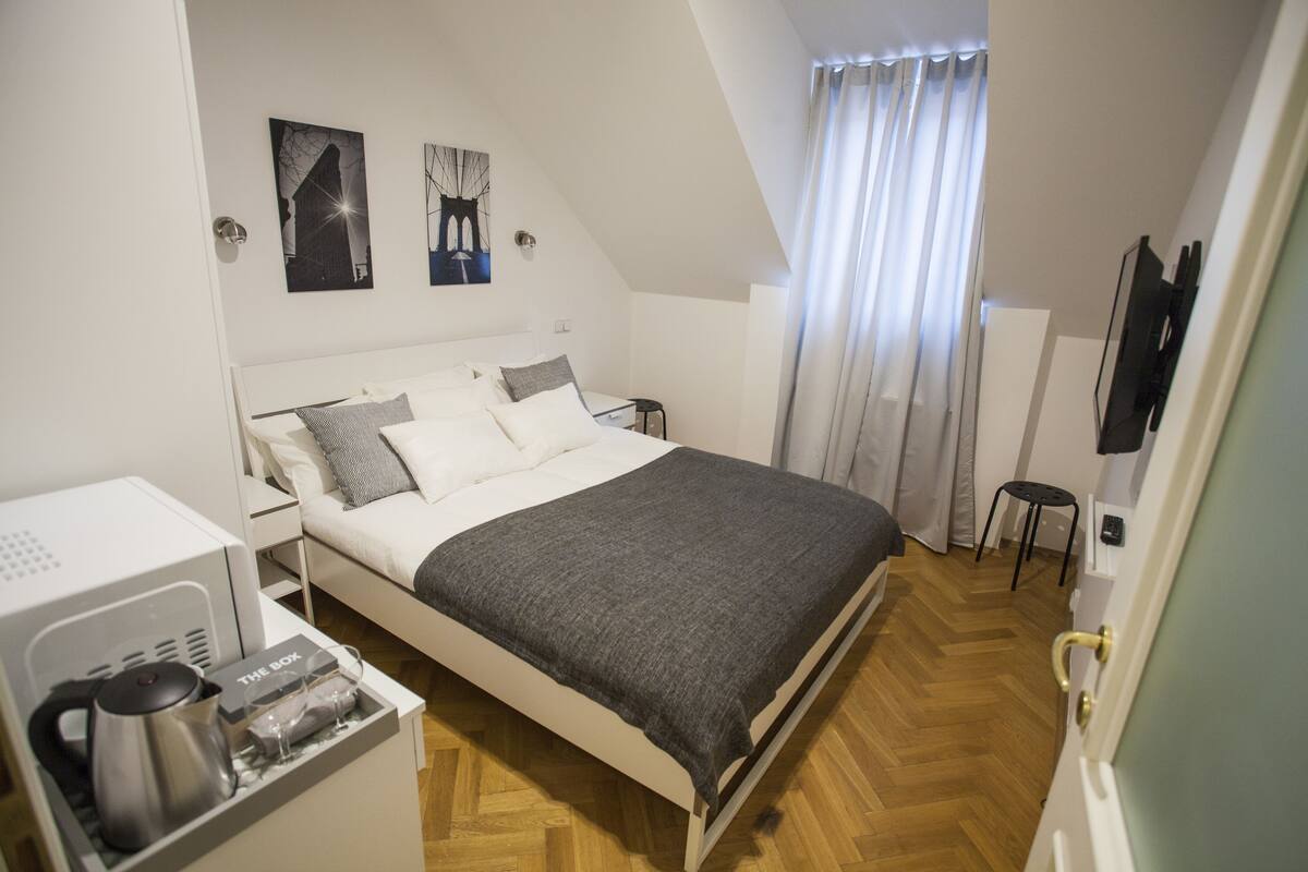 Classic Studio, 1 Bedroom | Premium bedding, iron/ironing board, free WiFi