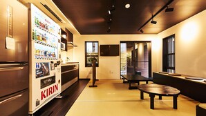Una cocina moderna con un refrigerador grande, una mesa de comedor y un espacio para sentarse.