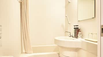 Kamar Double Deluks | Kamar mandi | Kombinasi shower/bathtub dan perlengkapan mandi gratis