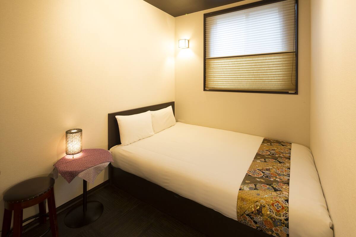 Desk, soundproofing, rollaway beds, free WiFi