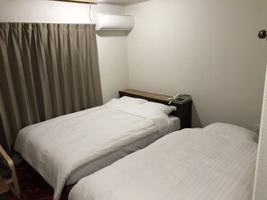 Triple Room, Non Smoking | Desk, free WiFi