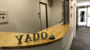 Una recepción con el nombre "YADO" bien visible.
