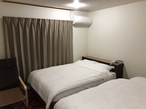 Triple Room, Non Smoking | Desk, free WiFi