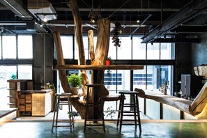 تناول الطعام داخل الغرفة