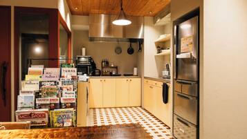 Una cocina con armarios de madera, un refrigerador de acero inoxidable y piso a cuadros.