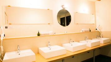 Gratis toalettartiklar, hårtork, bidé och handdukar