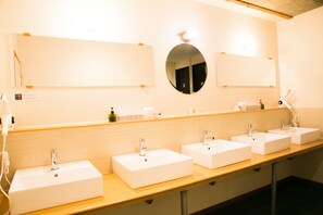 免费洗浴用品、吹风机、坐浴桶、毛巾