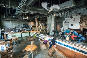 Lobby lounge - Nui. Hostel & Bar Lounge (Tokyo)