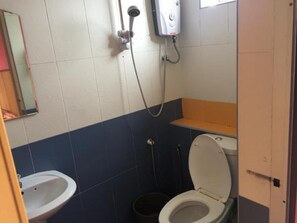 Basic Quadruple Room, Multiple Beds | Bathroom - Golden Night Hotel Cameron Highlands (Brinchang)