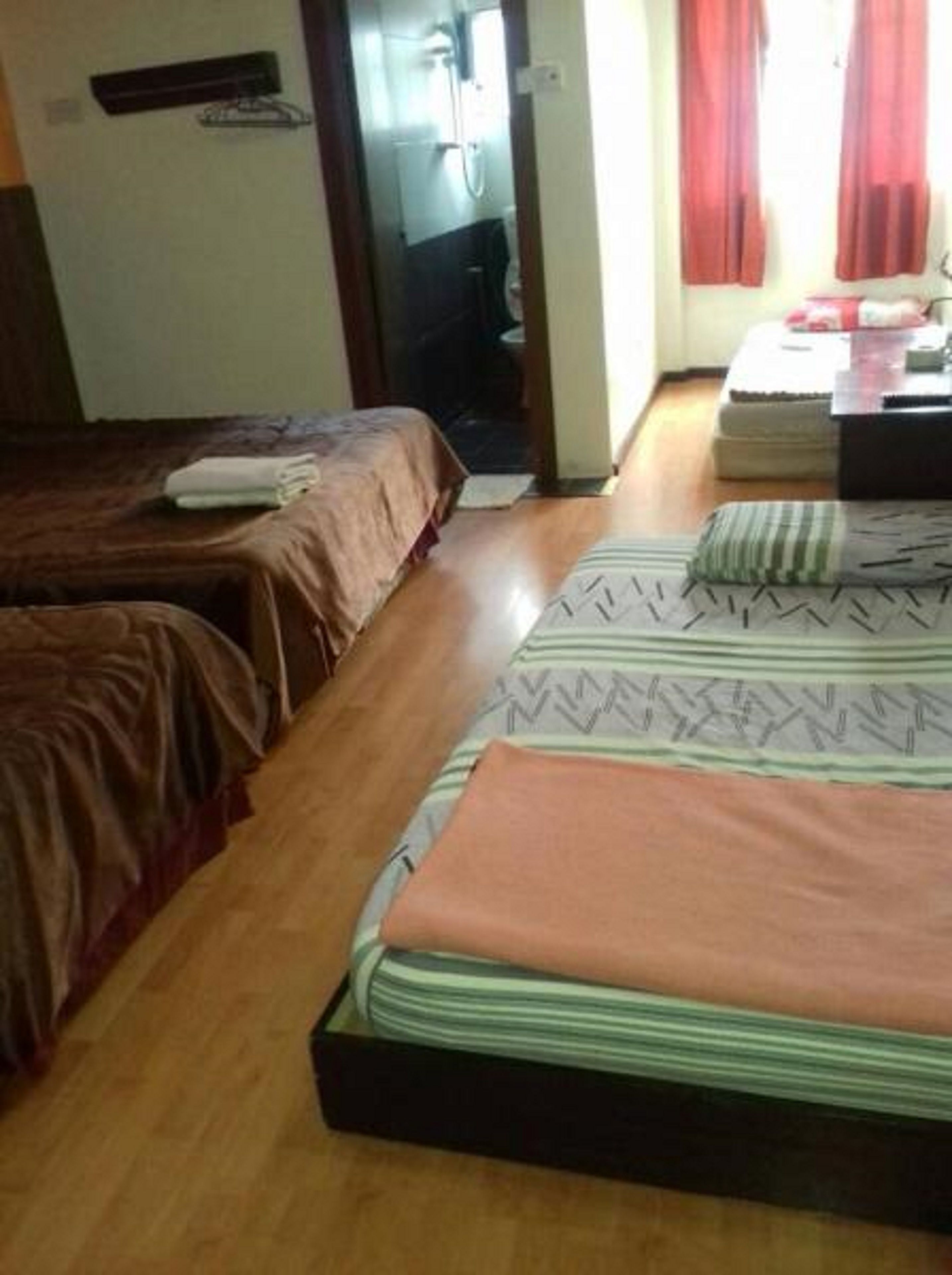 Familjerum för fyra - flera sängar | Skrivbord, strykjärn/strykbräda och gratis wi-fi