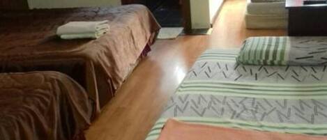 Familjerum för fyra - flera sängar | Skrivbord, strykjärn/strykbräda och gratis wi-fi