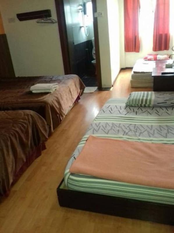 Quarto quádruplo família, várias camas | Escrivaninha, ferros/tábuas de passar roupa, Wi-Fi de cortesia