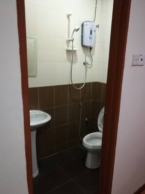 Een douche, gratis toiletartikelen, pantoffels, handdoeken