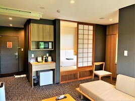 Ropa de cama de alta calidad y caja de seguridad en la habitación