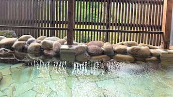 Bañera de hidromasaje al aire libre