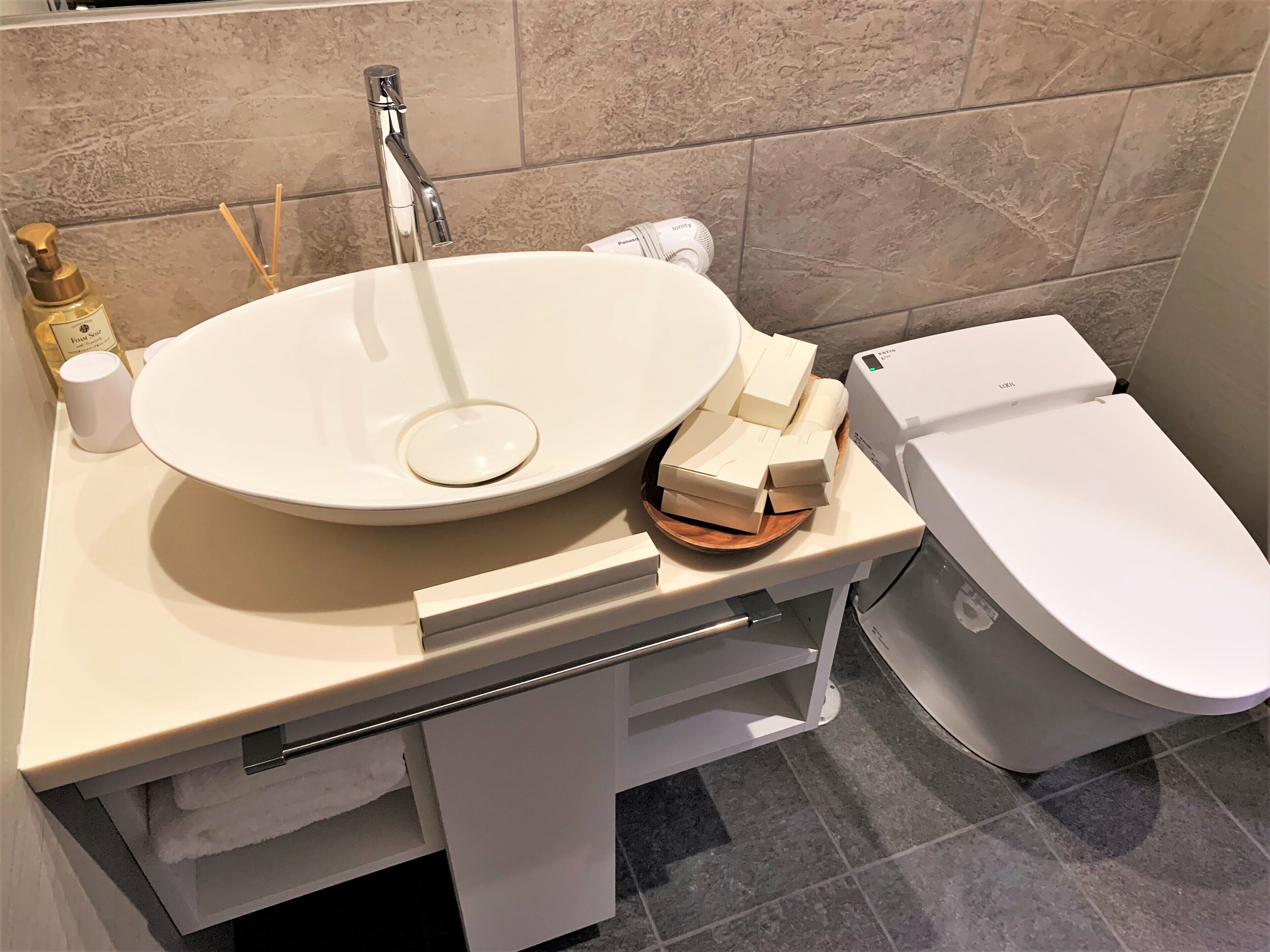 combined shower/bathtub, hair dryer, bathrobes, slippers