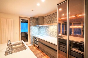 Frigobar, microondas, cafetera/tetera, tetera/pava eléctrica