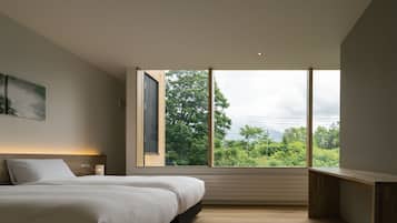 Ropa de cama de alta calidad y caja de seguridad en la habitación