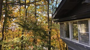 A cabin with a view of a forested area. - Lodge Christmas Rose ZAO (Yamagata)