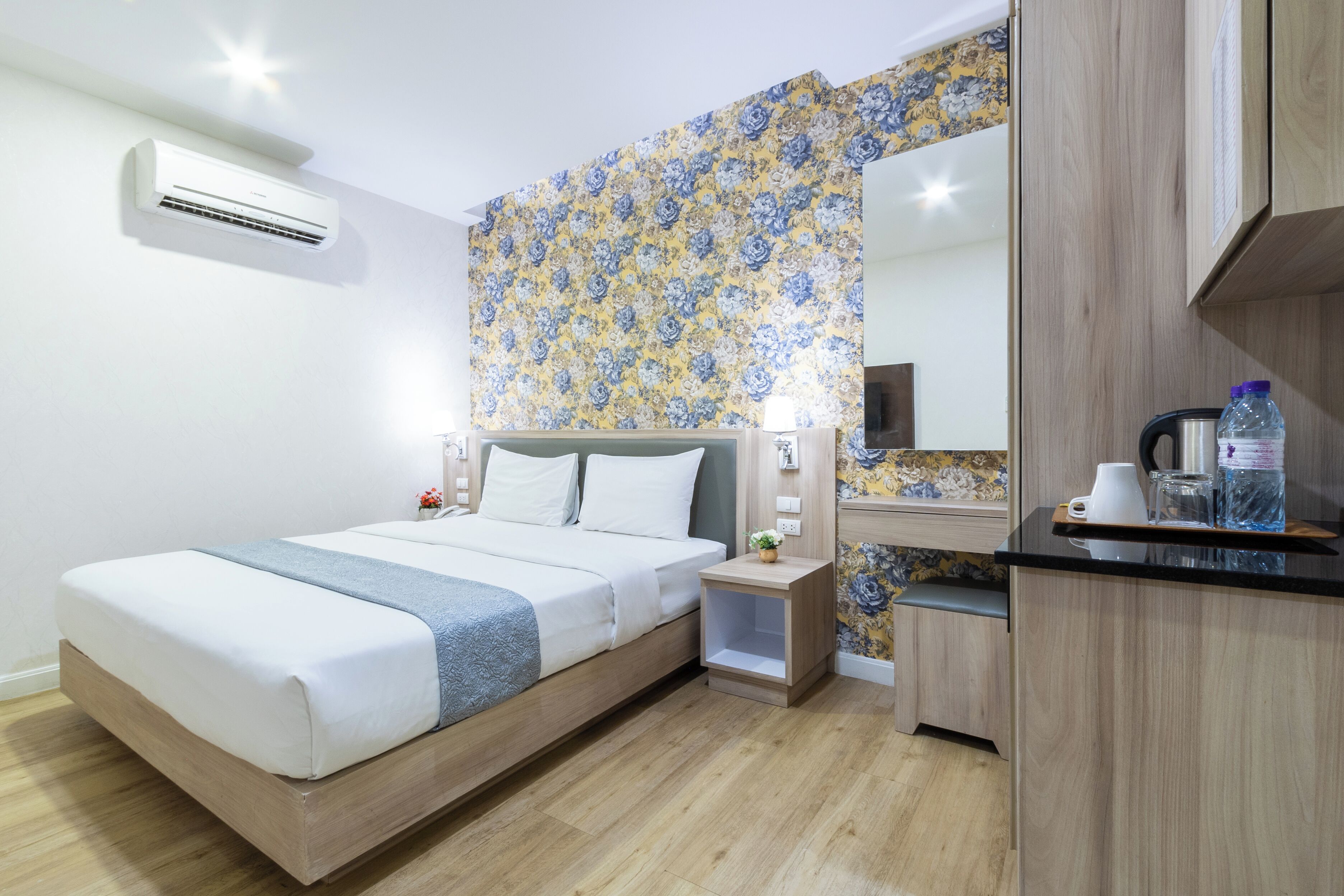 standard double room, no windows | in-room safe, free wifi, bed sheets