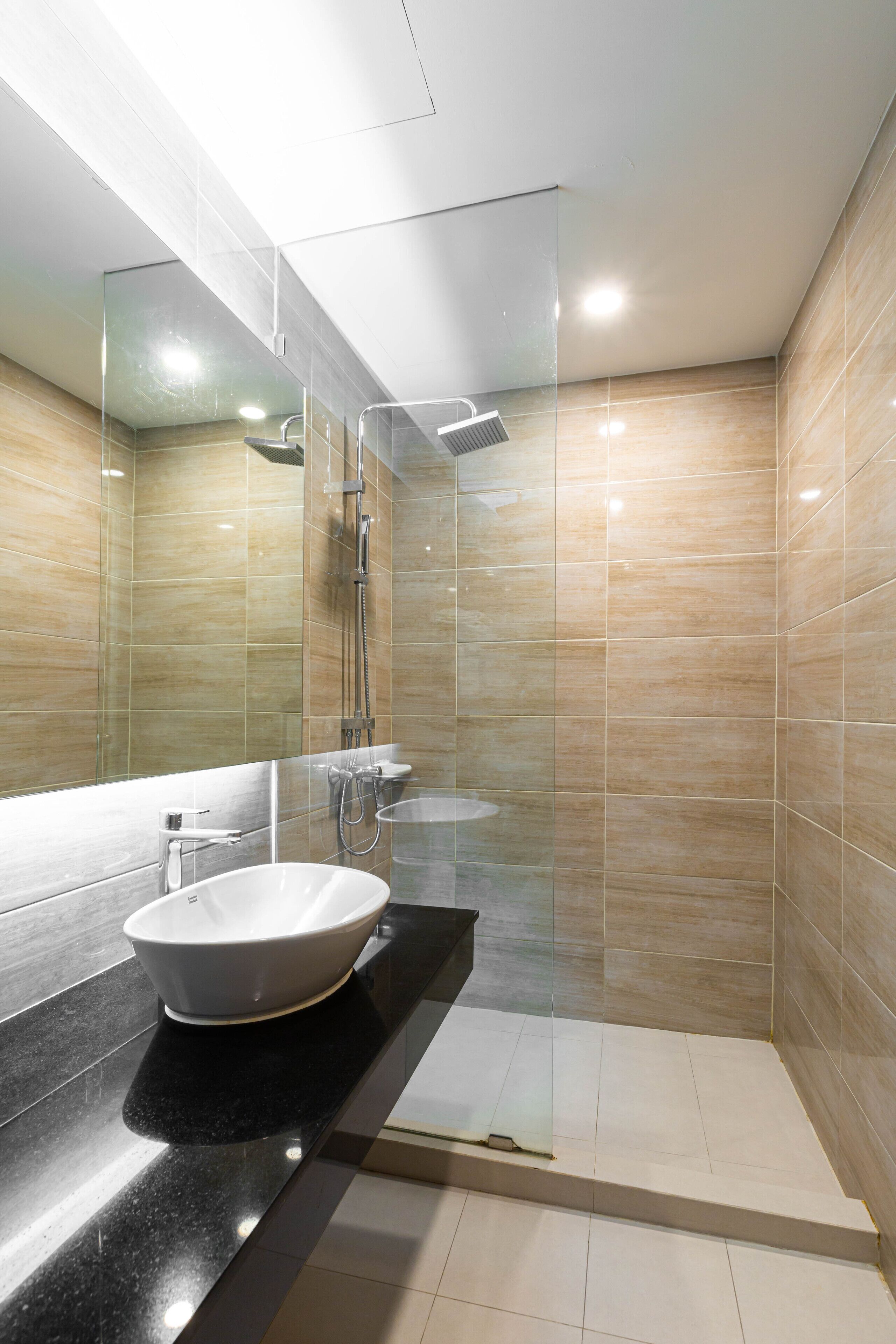 standard double room | bathroom | shower, rainfall showerhead, free toiletries, hair dryer